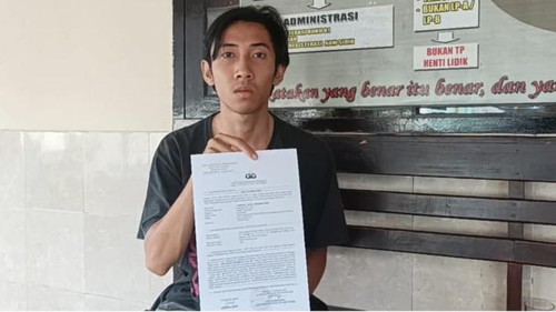 Lukmanul Hakim (21) kehilangan motor setelah tertidur saat nonton final Piala Dunia antara Argentina vs Prancis di Kota Mataram, Senin (19/12/2022). (Foto: Ahmad Viqi/detikBali)