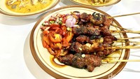Warung tenda ini juga terkenal dengan sate kambingnya. Adalah Sop Kaki Kambing Sudi Mampir Tebet yang menawarkan sate kambing berbalut sambal kecap enak. Bisa juga pesan usus dan otak kambing. Ilustrasi: detikfood