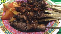 Di kawasan Bendungan Hilir, ada RM H. Sadjim yang sudah berjualan sejak 1973. Menu andalannya, sate kambing full daging atau dengan selipan lemak. Harganya mulai dari Rp 66.000 per 10 tusuk. Foto: detikfood