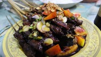 Di antara perkampungan di Setiabudi, ada warung sate enak bernama Warung Sate Bang War yang sudah ada sejak 2003. Sate kambing di sini khas Bogor dengan bumbu kecap dominan. Harga per porsinya tak lebih dari Rp 40.000. Foto: detikfood