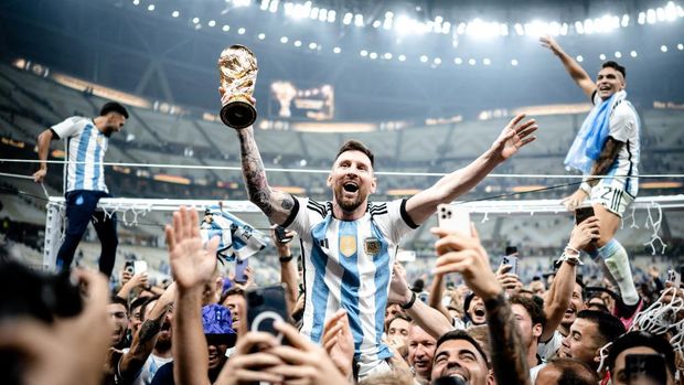 LUSAIL CITY, QATAR - DECEMBER 18: Lionel Messi of Argentina celebrates victory with the trophy after the FIFA World Cup Qatar 2022 Final match between Argentina and France at Lusail Stadium on December 18, 2022 in Lusail City, Qatar. (Photo by Marvin Ibo Guengoer - GES Sportfoto/Getty Images)