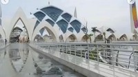 Pembangunan Masjid Al-Jabbar yang berlokasi di Gedebage, Kota Bandung hampir rampung dikerjakan. Bangunan yang didesain oleh Gubernur Jawa Barat, Ridwan Kamil ini rencananya akan diresmikan pada 30 Desember 2022. Ridwan Kamil yang akrab disapa Kang Emil dan sang istri Atalia Praratya membagikan potret masjid ini melalui instagram masing-masing.  Foto: Instagram @ataliapr