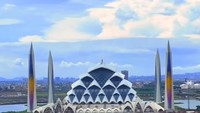Melalui akun instagramnya @ataliapr, perempuan yang akrab disapa Ibu Cinta ini menunjukkan progres pembangunan masjid yang nantinya akan dikenal sebagai Masjid Raya Provinsi Jawa Barat. Masjid ini memiliki bentuk bangunan yang unik dan dibangun di lahan dengan halaman luas. Foto: instagram @ridwankamil