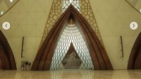 MasyaAllah melihat progress Masjid Raya Al-Jabbar ini bikin merinding. Jadi gak sabar saat selesai dan launchingnya di tanggal 30 Desember nanti, tulis Atalia pada keterangan fotonya. Ini merupakan bagian dalam masjid. Tempat sholat imam dan juga mimbar untuk khutbah dibuat dengan konsep modern. Foto: Instagram @ataliapr