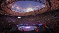 Di penghujung acara, kembang api yang ditembakkan dari atas stadion menandakan berakhirnya upcara penutupan tersebut. Reuters/Bernadett Szabo  