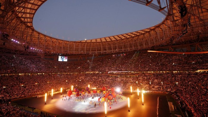 Soccer Football - FIFA World Cup Qatar 2022 - Final - Argentina v France - Lusail Stadium, Lusail, Qatar - December 18, 2022 General view of performers on the pitch during the closing ceremony before the match REUTERS/Bernadett Szabo