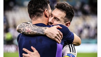 Bos Argentina Lionel Scaloni berharap Messi masih bisa main di Piala Dunia 2026. Foto: Twitter