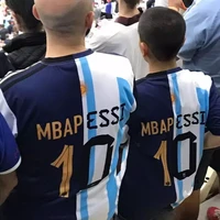 Berdampingan itu memang indah, seperti dua supporter ini yang memilih untuk netral dan mendukung kedua tim. Ada yang kemarin begini juga? Foto: Twitter/@starfess