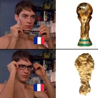 Kalau yang satu ini namanya halusinasi. Biasanya sering dialami oleh para pengguna kacamata saat membuka kacamatanya. Dikira piala Fifa World Cup, ternyata hanya ayam goreng. Foto: Twitter/@KFC_ES