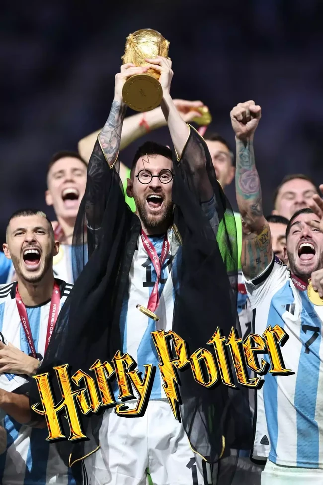 Bisa-bisanya jubah hitam khas Arab yang dipakai Messi saat kemenangannya justru membuatnya jadi seperti Harry Potter. Kira-kira judul yang cocok untuk film Harry Potter yang satu ini apa ya? Foto: Twitter/@TrollFootball
