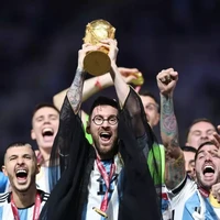 Bisa-bisanya jubah hitam khas Arab yang dipakai Messi saat kemenangannya justru membuatnya jadi seperti Harry Potter. Kira-kira judul yang cocok untuk film Harry Potter yang satu ini apa ya? Foto: Twitter/@TrollFootball