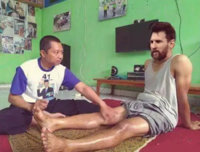 Lionel Messi kearifan lokal. Setelah capai main bola, lanjut dipijat dulu biar nggak pegal. Foto: Twitter/@PitaRakhmah