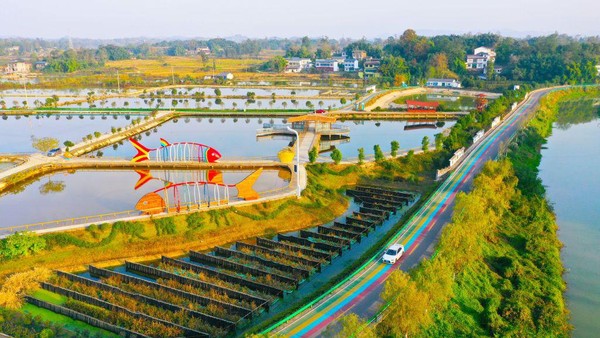 Pemandangan dari udara memperlihatkan suasana sekitar yang ada di Jalan Yumi, Chongqing, China, Minggu (18/12/2022). Jalan ini dikenal sebagai jalan musik berwarna-warni.
