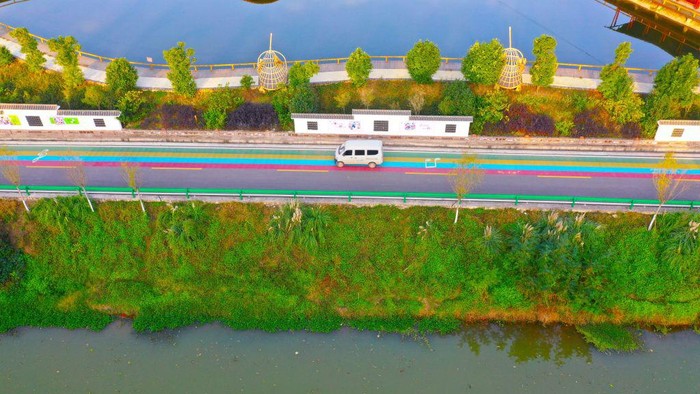 Menelusuri Jalanan Bernada Penuh Warna di China China mempunyai jalanan yang sangat unik yang berada di Chongqing. Saat dilintasi oleh kendaraan, jalanan tersebut akan mengeluarkan nada.