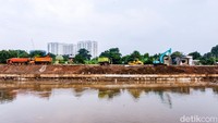 Proyek normalisasi Ciliwung ini menjadi tontonan warga dari Jalan Inspeksi Ciliwung. 