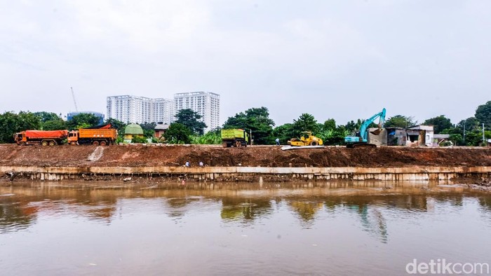 Menengok Progres Normalisasi Ciliwung di Cawang Normalisasi Sungai Ciliwung dikebut di era Pj Gubernur DKI Jakarta Heru Budi Hartono. Salah satu titik yang dikebut berada di Cawang, belakang Jl MT Haryono, Jakarta.