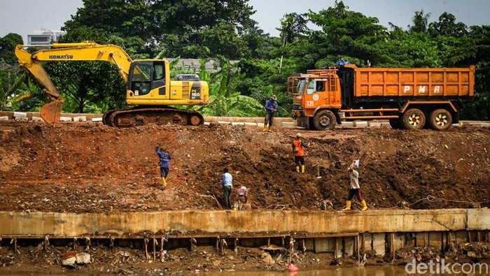 Menengok Progres Normalisasi Ciliwung di Cawang Normalisasi Sungai Ciliwung dikebut di era Pj Gubernur DKI Jakarta Heru Budi Hartono. Salah satu titik yang dikebut berada di Cawang, belakang Jl MT Haryono, Jakarta.