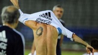 Tato adalah cara artistik untuk mengekspresikan diri, sama halnya dengan Messi. Ini tato pertamanya yang menggambarkan potret sang ibunda, Celia, di punggungnya.  Foto: Istimewa