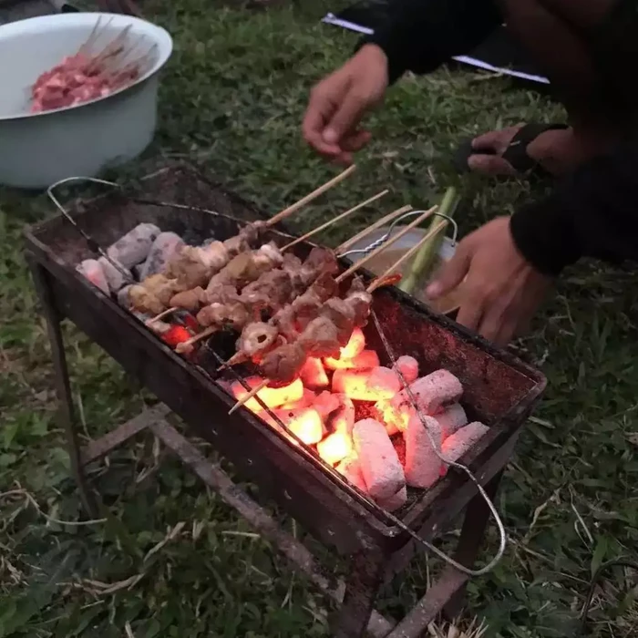 Momen bakar bakar nyeleneh 10 Gaya Nyeleneh Netizen Saat Bakar Makanan, Pakai Troli hingga Pagar