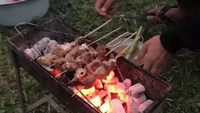 Punya tempat arang tetapi tak ada wadah dagingnya. Memanfaatkan gantungan baju milik ibunya, netizen ini membakar sate dengan potongan yang besar-besar. Foto: Instagram/unconditionaldesign