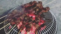 Tak hanya untuk menyejukkan ruangan, kipas angin ternyata punya banyak manfaatnya. Misalnya seperti tutup kipas yang disulap menjadi penyangga untuk membakar sate. Foto: Instagram/unconditionaldesign