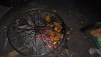 Terinspirasi dari sate klatak, netizen ini manfaatkan jeruji roda sepeda. Bahkan pelek sepedanya secara utuh juga digunakan untuk membakar sate. Foto: Instagram/unconditionaldesign