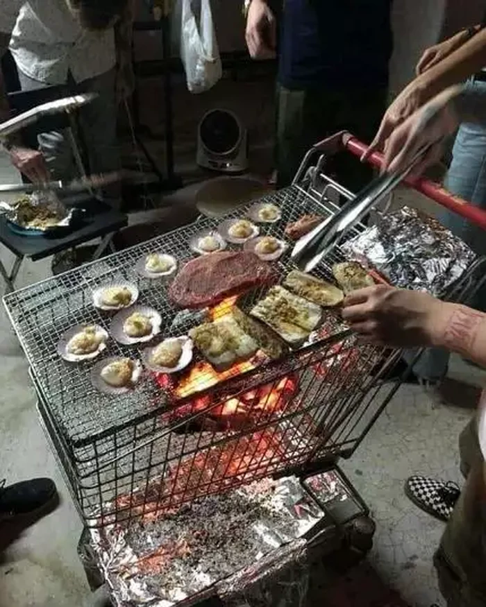 Momen bakar bakar nyeleneh 10 Gaya Nyeleneh Netizen Saat Bakar Makanan, Pakai Troli hingga Pagar