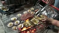 Usai puas berbelanja, orang-orang ini tak mengembalikan troli belanjanya. Mereka justru merayakan pesta barbeque dengan troli sebagai alat pemanggangnya. Foto: Instagram/unconditionaldesign