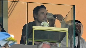 Pemilik SpaceX, Elon Musk, menonton Final Piala Dunia FIFA Qatar 2022 antara Argentina dan Prancis di Stadion Lusail, Qatar, Minggu (18/12/2022). 