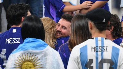 Momen Haru Messi Peluk Ibunda Usai Juara Piala Dunia 2022