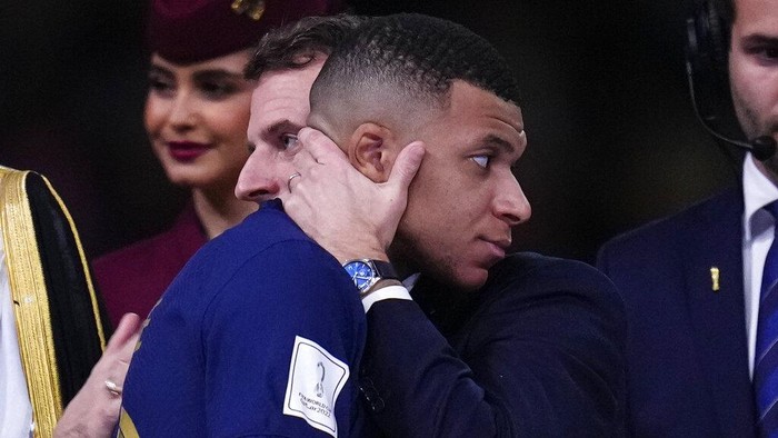 Momen Presiden Prancis Peluk dan Hibur Mbappe Presiden Prancis Emmanuel Macron menghibur Kylian Mbappe yang sedih setelah gagal membawa Les Bleus juara Piala Dunia 2022 di Stadion Lusail, Qatar.