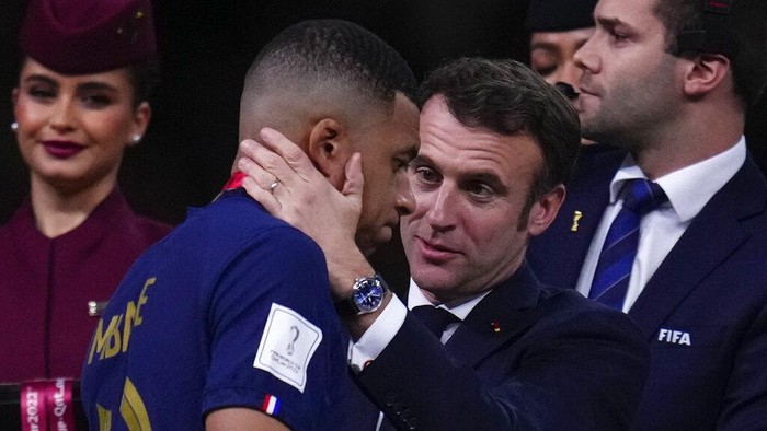 Presiden Prancis Emmanuel Macron menghibur Kylian Mbappe yang sedih setelah gagal membawa Les Bleus juara Piala Dunia 2022 di Stadion Lusail, Qatar.