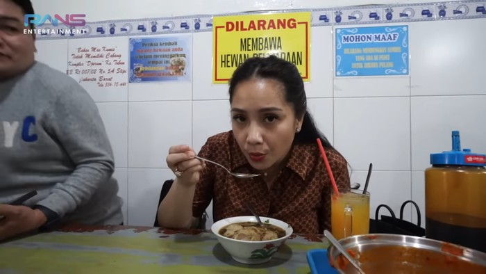 Warung Bakso Mas Kumis di Slipi favorit Nagita Slavina