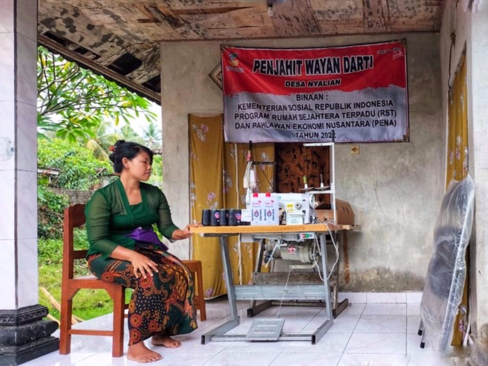 Ni Wayan Darti (35) Penerima Bantuan Kemensos