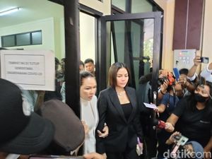 Nikita Mirzani Emosi Usai Sidang, Dorong Mik hingga Lempar Berkas