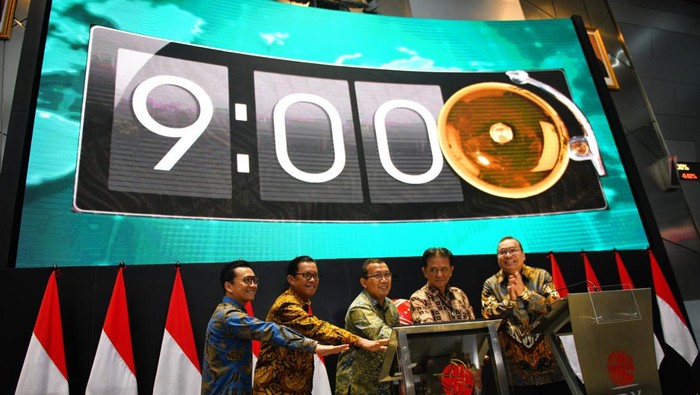 Opening Bell Dalam Rangka Rights Issue Bank BTN Direktur Utama Bank BTN Haru Koesmahargyo bersama Dirut BEI Iman Rachman didampingi Komisaris Utama Bank BTN Chandra Hamzah, Komisaris Bank BTN Himawan Arief dan Direktur Risk Management Bank BTN Setiyo Wibowo saat melakukan opening bell pembukaan perdagangan saham di Bursa Efek Indonesia (BEI) di Jakarta, Senin (19/12). Opening bell dilakukan dalam rangka Rights Issue Bank BTN Tahun 2022 yang merupakan rights issue ke-dua setelah terakhir dilaksanakan pada tahun 2012 dan juga memperingati 13 tahun Bank BTN melantai di BEI atau go public pada 17 Desember 2009. Pada rights issue BBTN kali ini, target penerimaan dana adalah sebesar Rp 4,13 triliun.