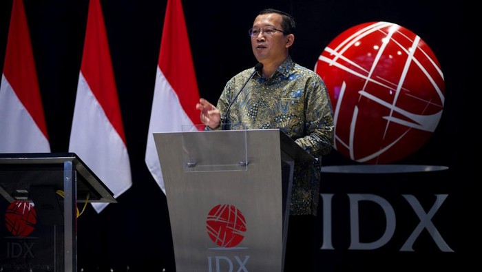 Opening Bell Dalam Rangka Rights Issue Bank BTN Direktur Utama Bank BTN Haru Koesmahargyo bersama Dirut BEI Iman Rachman didampingi Komisaris Utama Bank BTN Chandra Hamzah, Komisaris Bank BTN Himawan Arief dan Direktur Risk Management Bank BTN Setiyo Wibowo saat melakukan opening bell pembukaan perdagangan saham di Bursa Efek Indonesia (BEI) di Jakarta, Senin (19/12). Opening bell dilakukan dalam rangka Rights Issue Bank BTN Tahun 2022 yang merupakan rights issue ke-dua setelah terakhir dilaksanakan pada tahun 2012 dan juga memperingati 13 tahun Bank BTN melantai di BEI atau go public pada 17 Desember 2009. Pada rights issue BBTN kali ini, target penerimaan dana adalah sebesar Rp 4,13 triliun.