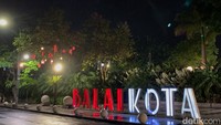 Hiasan lampu gantung di pohon juga terpasang di kompleks Balai Kota Surabaya. Jadi makin cantik, ya!. (Foto: Esti Widiyana/detikJatim)