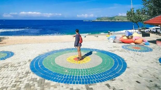 Pantai Tambakrejo berada di Desa Tambakrejo, Kecamatan Wonotirto, Kabupaten Blitar. Pantai ini menawarkan pesona pasir putih kecoklatan yang menawan.