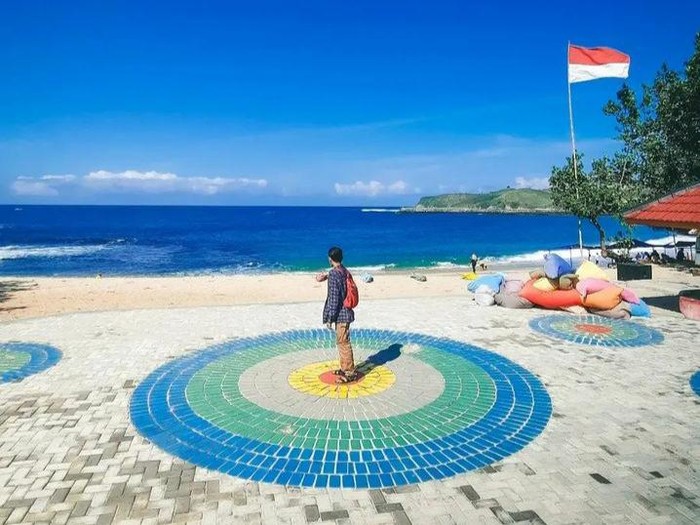 Pantai Tambakrejo berada di Desa Tambakrejo, Kecamatan Wonotirto, Kabupaten Blitar. Pantai ini menawarkan pesona pasir putih kecoklatan yang menawan.