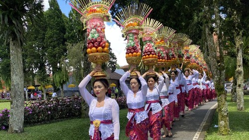 Parade gebogan yang berlangsung di Ulundanu Beratan pada Senin (19/12/2022). (Istimewa)