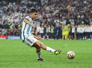 Penaltinya Paulo Dybala... Berani Banget