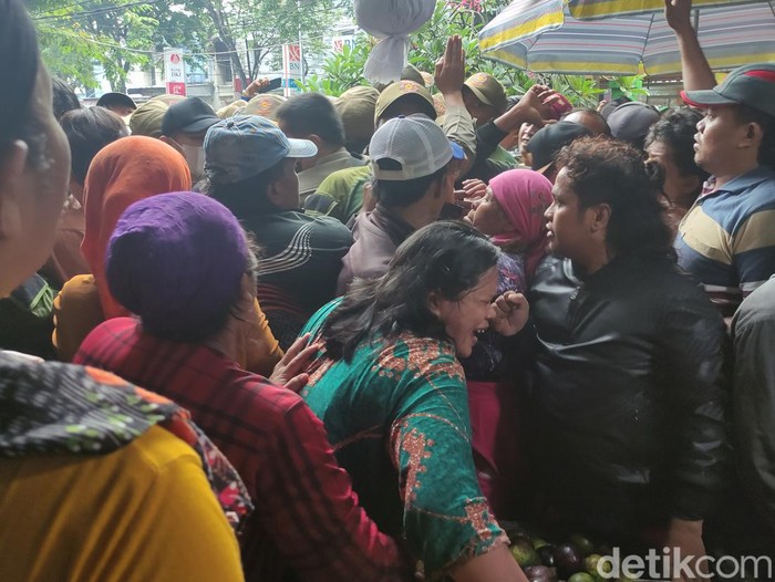Pedagang Pasar Larangan Sidoarjo menolak dipindah, aksi saling dorong dengan Satpol PP terjadi