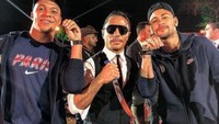 Ini adalah pose Salt Bae bersama pesepak bola Kylian Mbappe dan Neymar. Kedua pesepak bola itu berpose dengan gaya Nusret saat menabur garam. Foto: Instagram