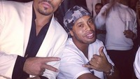 Pesepak bola terkenal ROnaldinho pun tak ketinggalan untuk mengunjungi restoran Salt Bae. Ini momen dirinya bersama Nusret di Dubai. Foto: Instagram