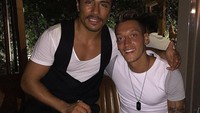 Pesepak bola Mesut Ozil pun pernah menyambangi restoran Salt Bae. Ia mampir ke restoran yang berlokasi di Turki, dan bertemu langsung dengan Nusret. Foto: Instagram