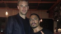 Ada juga momen Manuel Neuer saat mampir ke restoran Salt Bae di Dubai. Saat itu, ia juga bertemu dengan Nusret dan berfoto bersama. Foto: Instagram