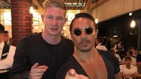 Selain itu, ada juga Kevin Bruyne yang pernah mampir ke restoran Salt Bae dengan menyantap steak yang langsung disajikan oleh Nusret. Begini posenya saat foto bersama. Foto: Instagram