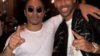Terakhir ada Pierre Emerick AUbameyang yang pernah mengunjungi restoran Salt Bae pada 2018 lalu. Posenya saat bersama Nusret pun kompak. Foto: Instagram