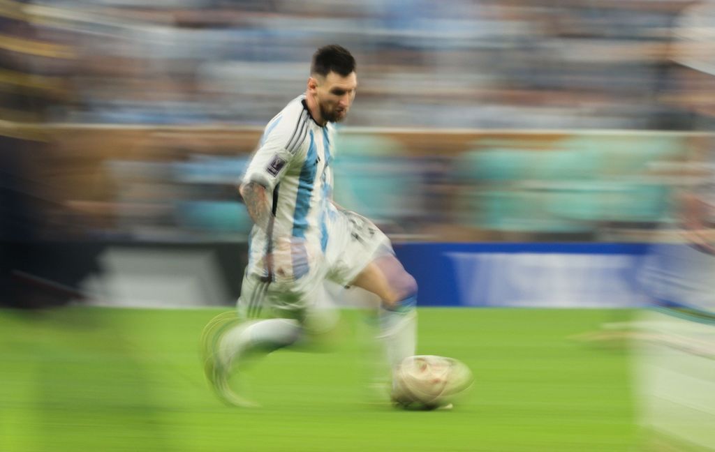 Pemain depan Argentina #10 Lionel Messi mengontrol bola selama pertandingan sepak bola final Piala Dunia Qatar 2022 antara Argentina dan Prancis di Stadion Lusail di Lusail, utara Doha, Qatar, Minggu (18/12/2022).  Argentina menjadi juara Piala Dunia 2022 setelah menang adu penalti atas Prancis 4-2. (Photo by ADRIAN DENNIS/AFP via Getty Images)